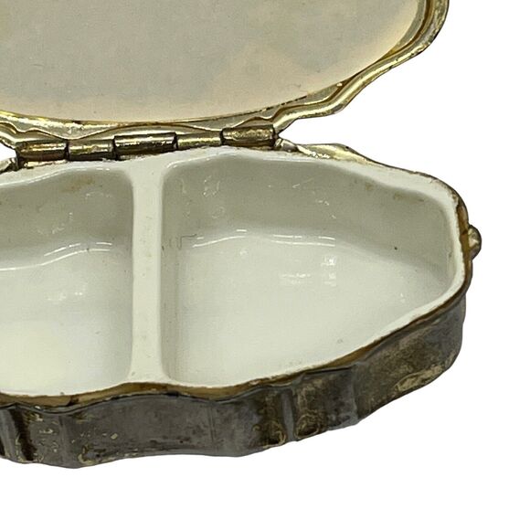 Charming Pill Box Vintage Retro Gold Tone Puffed Lid Retro Chic Aged Finish - Picture 9 of 14
